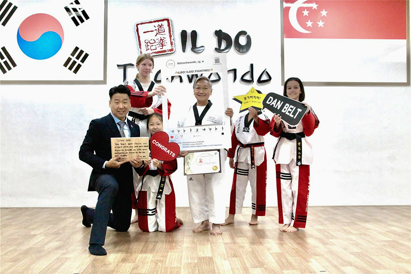  KIM JONG YOON, Vorsitzender von der „ILDO Akademie“ (links), LYNN SOH (Zweite von links) und andere Lerner machten im Februar ein Erinnerungsfoto im Taekwondo-Studio von der ILDO Akademie in Bukit Timah, um dem Erwerb von 2 Dan im Taekwondo von LYNN SOH zu gratulieren. 