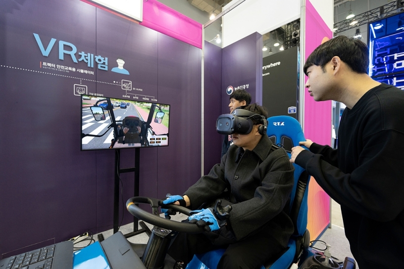 Südkorea belegte in Bezug auf die digitale Wettbewerbsfähigkeit den 6. Platz unter den 64 Ländern. Foto von Besuchern, die bei der südkoreanischen Regierung Expo 2023 am 23. November im BEXCO in Haeundae-gu, Busan, VR-Contents erlebten. ⓒ Ministerium für Inneres und Sicherheit 