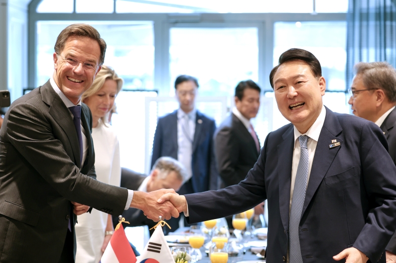 Präsident Yoon Suk Yeol (links) schüttelte im Juli seine Hände mit dem niederländischen Ministerpräsidenten Mark Rutte in einem Restaurant in Vilnius in Litauen. ⓒ Kim Yong Wii vom Präsidialamt der Republik Korea