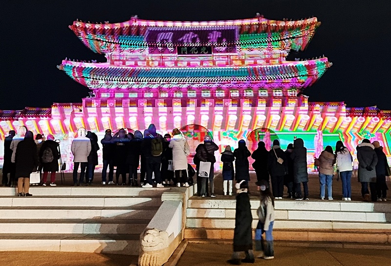 Auf dem Gwanghwamun-Platz in Jongno-gu in Seoul findet bis zum 21. Januar 2024 jeden Tag von 18 Uhr bis 22 Uhr auf der Fassade vom Gwanghwamun-Tor eine Show „Tor zu Zeit und Raum - Digital Gwanghwa” statt. ⓒ Aisylu Akhmetzianova/korea.net 