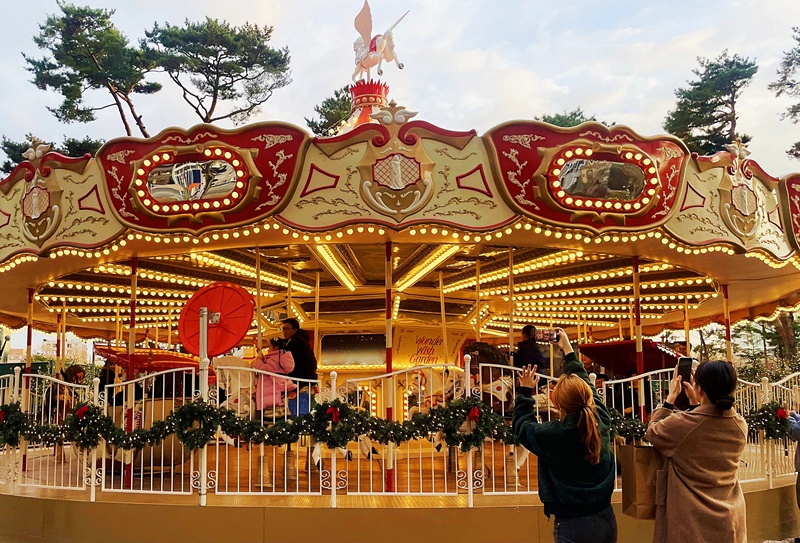 Vor dem Lotte World Tower in Songpa-gu in Seoul wird ein fantastischer Weihnachtsgarten im Freien vorbereitet. Wenn man durch das Tor zu einem kleinem Irrgarten geht, steht ein 19 m hoher Weihnachtsbaum und fährt dahinter ein buntes Karussell für nicht nur Kinder, sondern auch Erwachsene. ⓒ Lee Da Som/korea.net 
