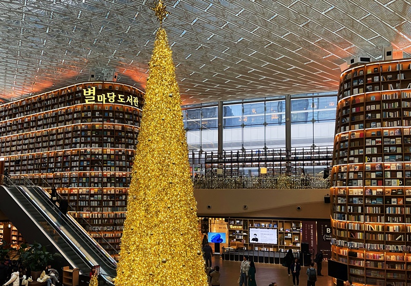 Starfield Library im COEX in Gangnam-gu in Seoul ist eine Bibliothek mit etwa 70.000 Büchern. In der Weihnachtssaison erhellt sich ein 11 m hoher goldener Weihnachtsbaum jedes Jahr. Besonders wird die Weihnachts-Medien-Kunst auf dem 13 m hohen Bücherregal die Besucher mit Weihnachtsstimmungen erfreuen. ⓒ Lee Da Som/korea.net 