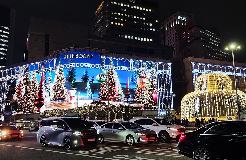 Auf der Fassade vom Shinsegae-Kaufhaus in Jung-gu in Seoul erleuchtet eine Medien-Kunst mit 3,75 Millionen LED-Chips im niedagewesenen größten Umfang bis zum 31. Januar 2024 die Nacht der Weihnachtssaison. Weihnachtscharaktere wie kleine Soldaten und Rudolph erscheinen auf der Fassade. ⓒ Aisylu Akhmetzianova/korea.net