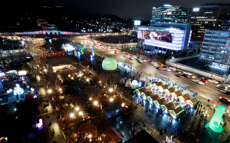 Das 15. „Seoul Latern Festival” wird bis zum 21. Januar 2024 auf dem Gwanghwamun-Platz, am Fluss Cheonggyecheon und auf dem Seouler Platz im größeren Maßstab veranstaltet. Die Besucher können vor einem großen Weihnachtsbaum auf dem Cheonggye-Platz Fotos machen und bunte Laterne in verschiedenen Formen wie dem geheimen Tor, Wal und Schildkröte schauen. ⓒ Yonhap News
