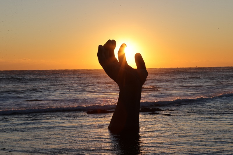 Der Sonnenaufgang auf der Skulptur „Hand des gegenseitigen Schüttelns” auf dem Homigot Sunrise Square in Pohang in der Provinz Gyeongsangbuk-do. ⓒ Stadtregierung Pohang 