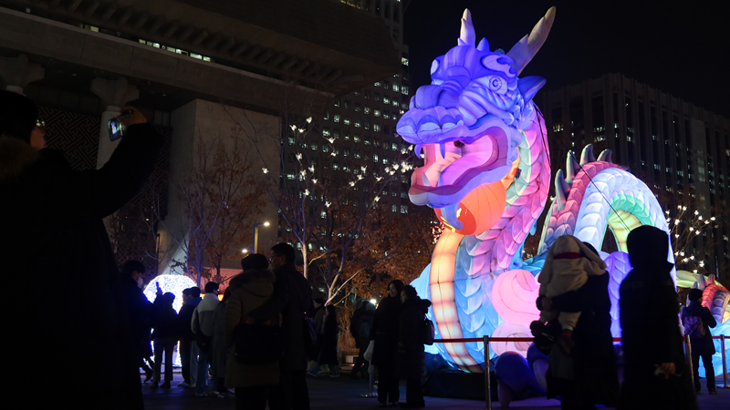 Anlässlich des Jahres 2024, des Jahres des Drachen, wird auf dem Gwanghwamun-Platz ein großer blauer Drache aus Hanji, dem traditionellen Papier, ausgestellt. ⓒ Lee Jun Young/korea.net