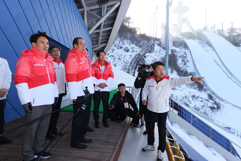 Ministerpräsident Han Duck-soo (Zweiter von links an der ersten Reihe) überprüfte am 4. Januar im Alpensia Jumping Park die Sportanlagen. ⓒ Ministerpräsidentenamt