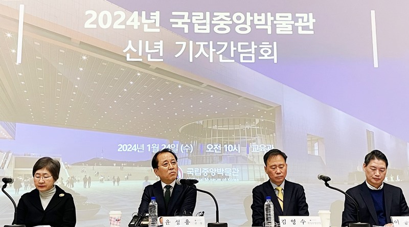 Yoon Sung Yong, der Leiter des Koreanischen Nationalmuseums (Zweiter von links), erklärte am 24. Januar im Koreanischen Nationalmuseum in Yongsan-gu in Seoul bei der Pressekonferenz für das Neujahr die diesjährigen wichtigen Aufgaben. ⓒ Xu Aiying/korea.net