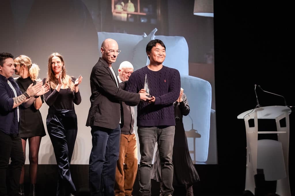 Regisseur Jason Yu (rechts) erhielt am 28. Januar in Gérardmer in Frankreich nach der Verleihung des Hauptpreises beim Internationalen Festival des Fantasy-Films eine Trophäe von Bernard Werber, dem Vorsitzenden einer Jury. ⓒ Offizielle Facebook-Seite vom Festival international du film fantastique de Gérardmer