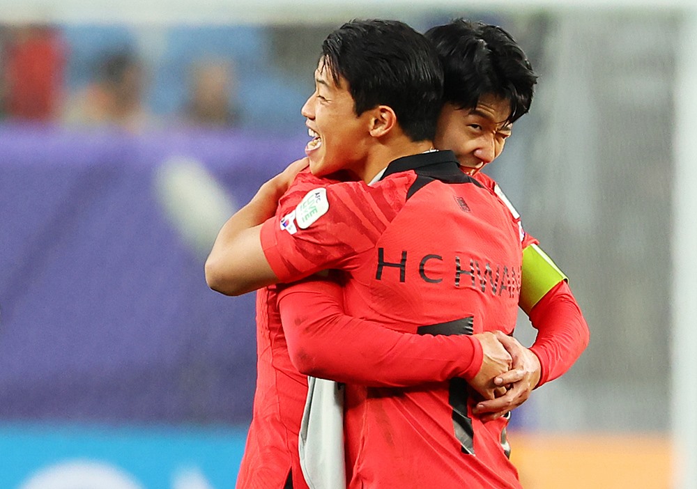 Der Mannschaftskapitän Son Heung-min und Stürmer Hwang Hee-chan umartmen sich am 2. Februar nach dem dramatischen Sieg gegen Australien im Viertelfinale bei der Fußball-Asienmeisterschaft 2024 (AFC) im Al Janub Stadium in Al Wakrah in Katar. ⓒ Yonhap News