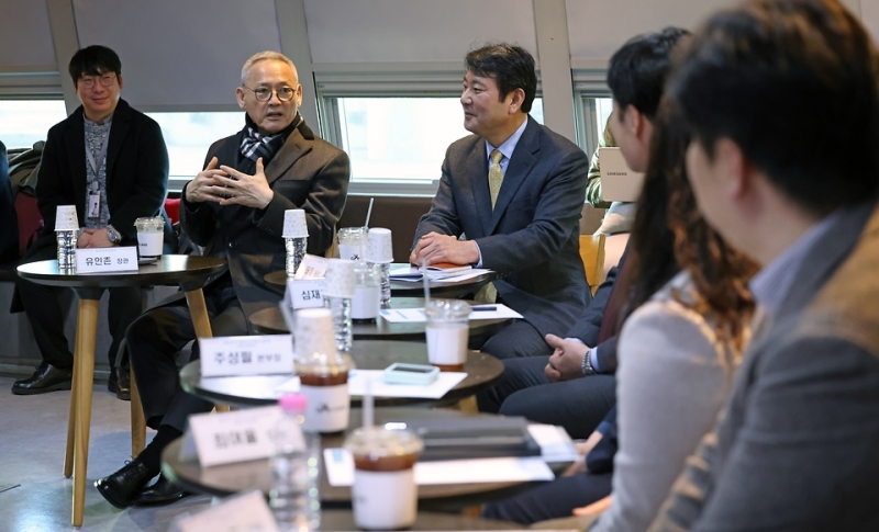 Das Ministerium für Kultur, Sport und Tourismus veranstaltet vom 19. bis zum 22. Februar eine Sitzung, um die Maßnahmen zum Vorstoß der K-Kultur in die ganze Welt zu besprechen. Foto von Yu In Chon, Minister für Kultur, Sport und Tourismus, der am 16. Febraur im Content Korea Lab Busan in Haeundae-gu in Busan mit Teilnehmern Meinungen austauschte. ⓒ Ministerium für Kultur, Sport und Tourismus