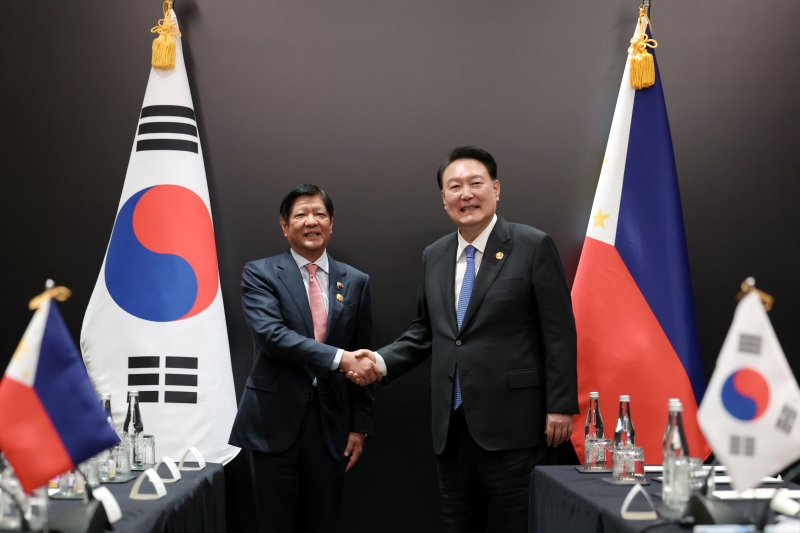 Präsident Yoon Suk Yeol (rechts) und der philippinische Präsident Ferdinand Bongbong Romualdez Marcos Jr. schüttelten ihre Hände im September letzten Jahres beim Gipfeltreffen zwischen der Republik Korea und den Philippinen in einem Hotel in Jakarta in Indien. ⓒ Kim Yong Wii vom Präsidialamt der Republik Korea