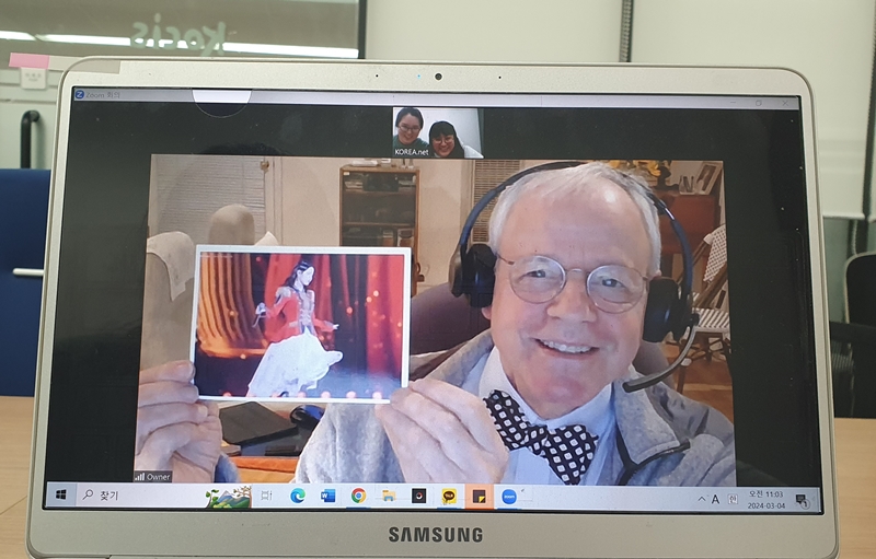 Zev Rattet, ein US-amerikanischer Fan für die koreansiche Popsängerin und Schauspielerin IU, zeigte in seinem Online-Interview mit Korea.net vom 4. März ein Foto von IU. ⓒ Lee Kyoung Mi/korea.net