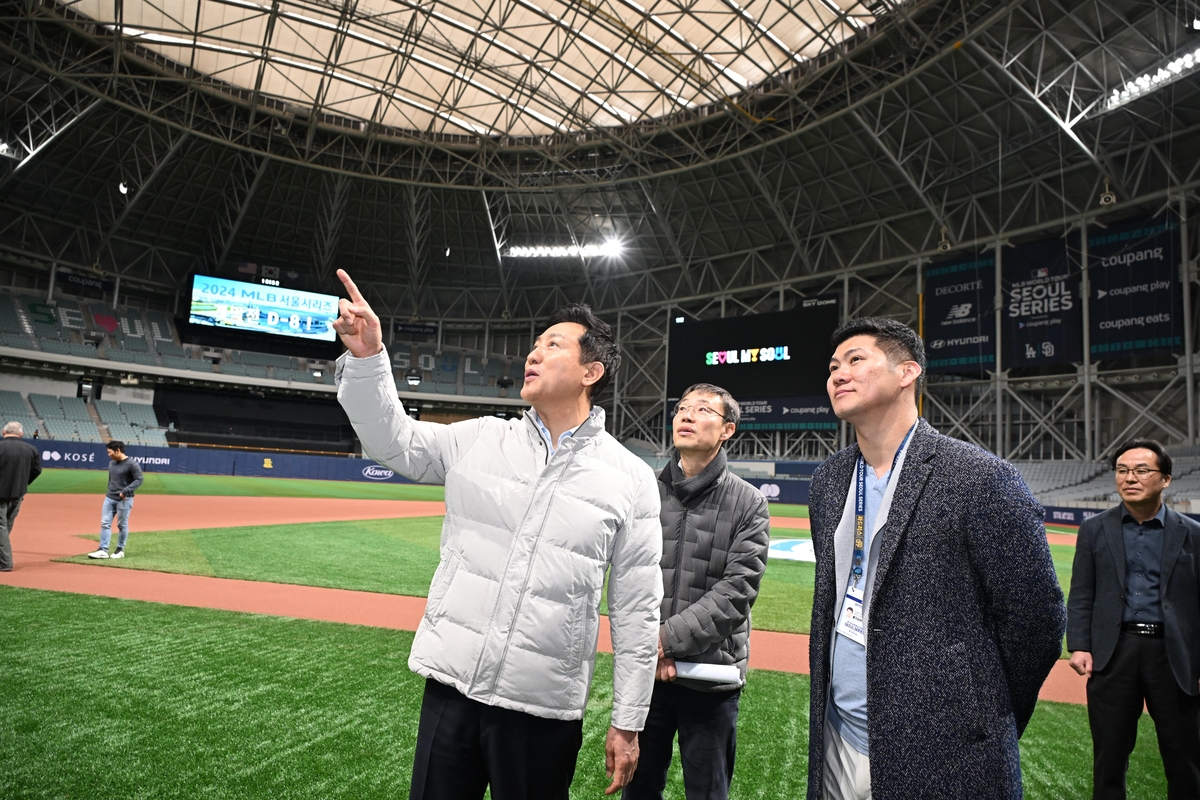 Der Seouler Bürgermeister Oh Se-hoon überprüfte am 12. März im Gocheok Sky Dome in Guro-gu in Seoul die Sportanlagen für die “2024 MLB World Tour: Seoul Series“.