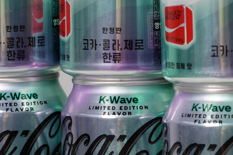 Das Coca-cola mit Geschmack Hallyu (K-Wave), auf dessen Dose “Hallyu” und “erfrischender Lieblingsgeschmack” auf Koreanisch geschrieben sind. Oana Vlad, Direktorein für die globale Strategie von Coca-cola, erklärte am 20. März bei einem Treffen in Seoul: „Wir waren von Leidenschaften der K-Pop-Fans auf der ganzen Welt inspiriert. Daher haben wir die Vorstellungskraft für den K-Pop mit dem Coca-Cola Zero verbunden.“ © Jeon Han/korea.net