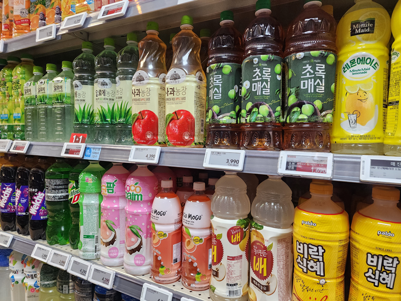 Das Exportvolumen von koreanischen Getränken im letzten Jahr verzeichnete dank der zunehmenden Nachfrage den höchsten Rekord. Foto von Getränken in der Filiale von Homeplus Express Gwanghwamun in Jongno-gu in Seoul. 