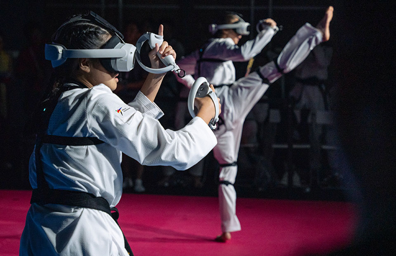 Im Juni 2022 wurden virtuelle Taekwondo-Spiele bei den Olympic Esports Series ausgetragen. Foto von Sportlern, die an virtuellen Wettbewerben im Taekwondo teilnehmen. 