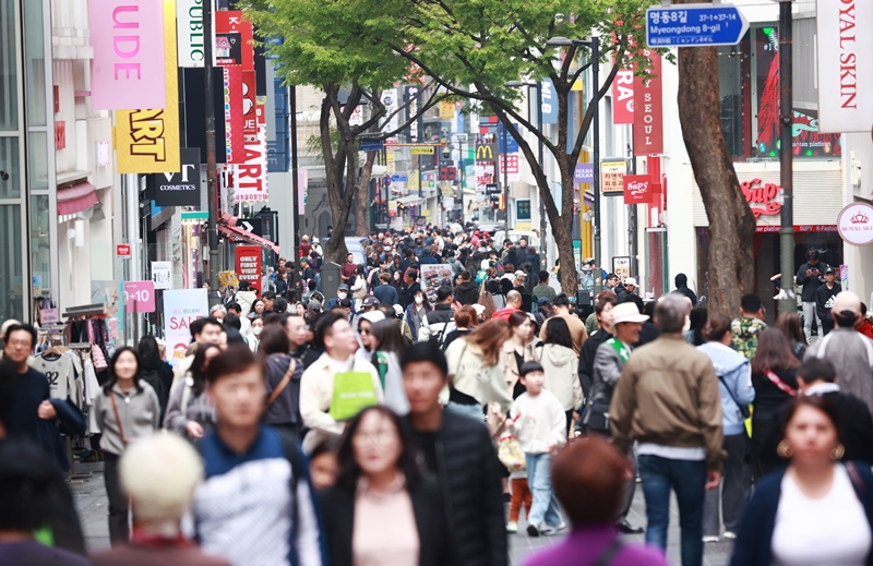 Es wird prognostiziert, dass der Anteil der Ausländer in Korea in den nächsten 20 Jahren auf 6,9 % steigt. Foto einer Straße voller Menschen vom 10. märz in Myeongdong in Jong-gu in Seoul ⓒ Yonhap News