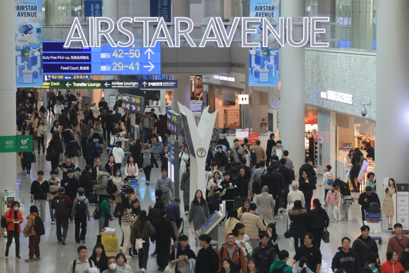 Das “Korea Duty-Free FESTA 2024“ mit 14 Duty-Free-Geschäften findet vom 26. April bis zum 7. Juni statt. Foto der Duty-Free-Laden voller Menschen im Terminal 1 am Flughafen Incheon. ⓒ Yonhap News