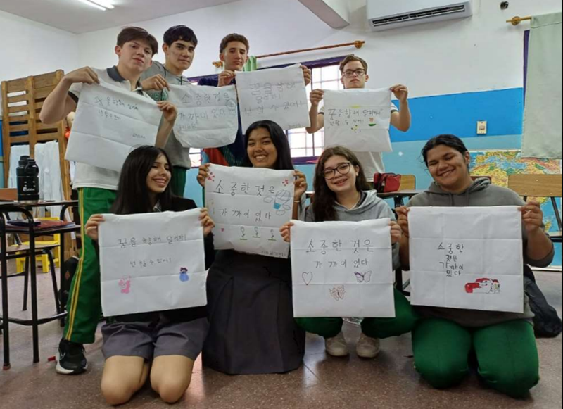 Die paraguayischen Schüler machen ein Foto, nachdem sie im Kalligrafie-Unterricht ihren Namen auf Koreanisch schrieben. ⓒ Bildungsministerium 