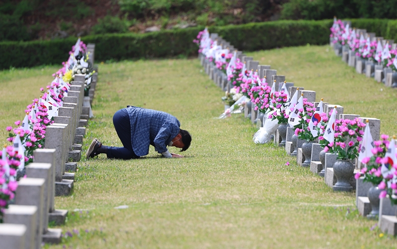 Am 19. April verbeugt sich ein Bürger auf dem Nationalfriedhof in Gangbuk-gu vor dem Grab seines Bruders, der während der April-Revolution geopfert wurde.