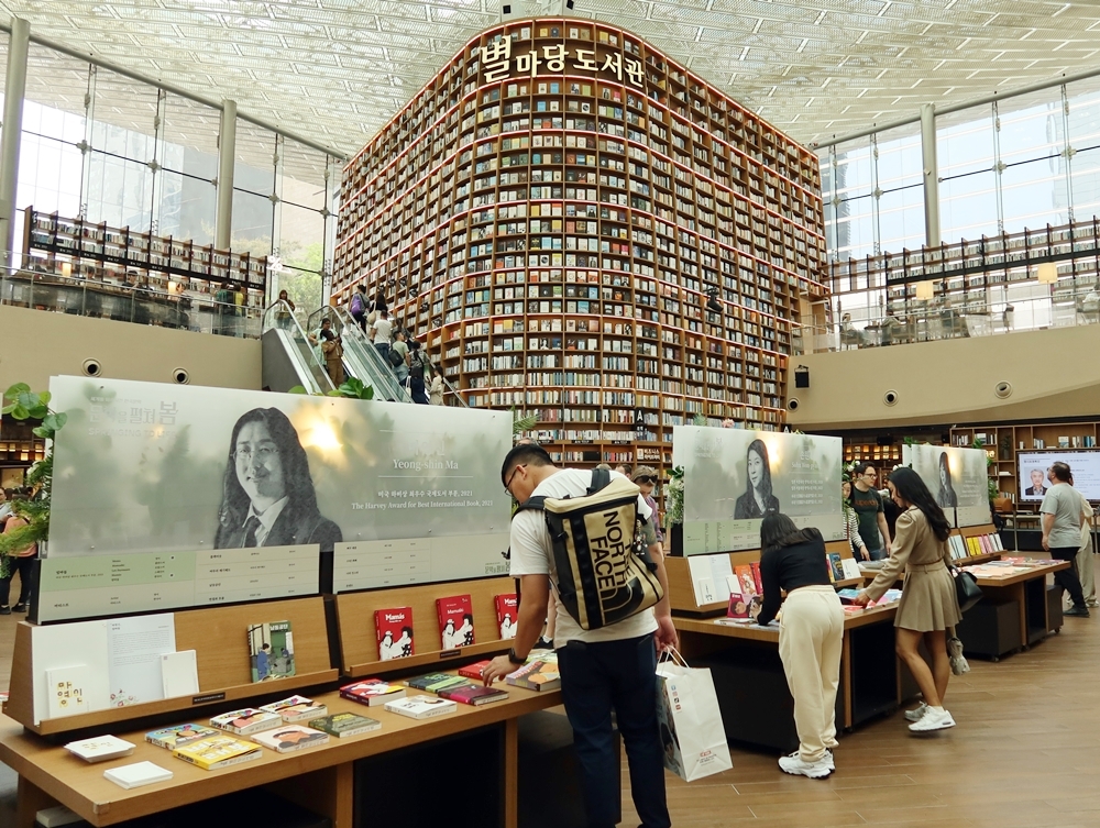 Am 30. April schauten die Besucher der Buchmesse “Spring to Life: A Celebration of Korean Literature that’s Captivating the World” in der Starfield Library im Coex in Gangnam-gu in Seoul die Bücher an, die bei der Messe ausgestellt werden.