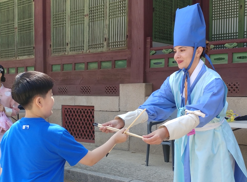 Beim “K-Royal Culture Festival im Frühling 2024“ vom 1. Mai im Changgyeonggung-Palast in Jongno-gu in Seoul leitete Sarah Shalaby für Kinder die Erlebnisprogramme für koreanische traditionelle Spiel. Sie sagte: „Im Vergleich zu Frankreich kann man in Korea mit U-Bahnen Paläste oder Museen erreichen. Es ist ein großer Reiz für Besucher, dass sie über Geschichte und Kultur von Korea tief lernen können, weil die koreanischen historischen Stätten fürs Publikum offen sind. ⓒ Lee Kyoung Mi/korea.net 