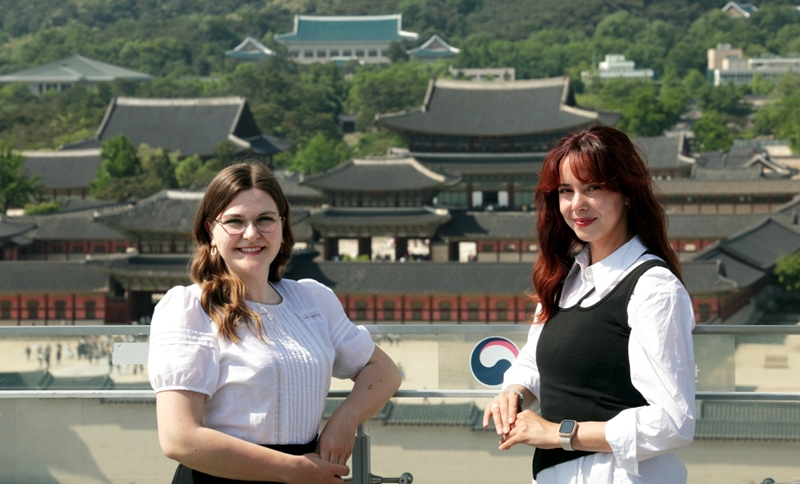 Anne Sophie Schroeder aus Deutschland (links) und Sarah Shalaby aus Frankreich, die als “Gung-Yi Dung-Yi“, ausländischen Freiwilligen für das “K-Royal Culture Festival im Frühling 2024“, agierten hatten, machten am 10. Mai vor dem Gyeongbokgung-Palast in Jongno-gu in Seoul ein Erinnerungsfoto. ⓒ Jeon Han/korea.net