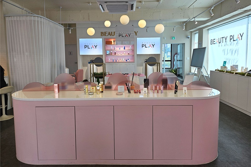 Foto von “Beauty-Play” in Hongdae für Kosmetika der koreanischen klein- und mittleren Unternehmen. Auf dem zweiten Stock werden verschiedene Produkte wie Reinigungs- und Pflegeprodukte, Haarwaschmittel und Parfürms. 