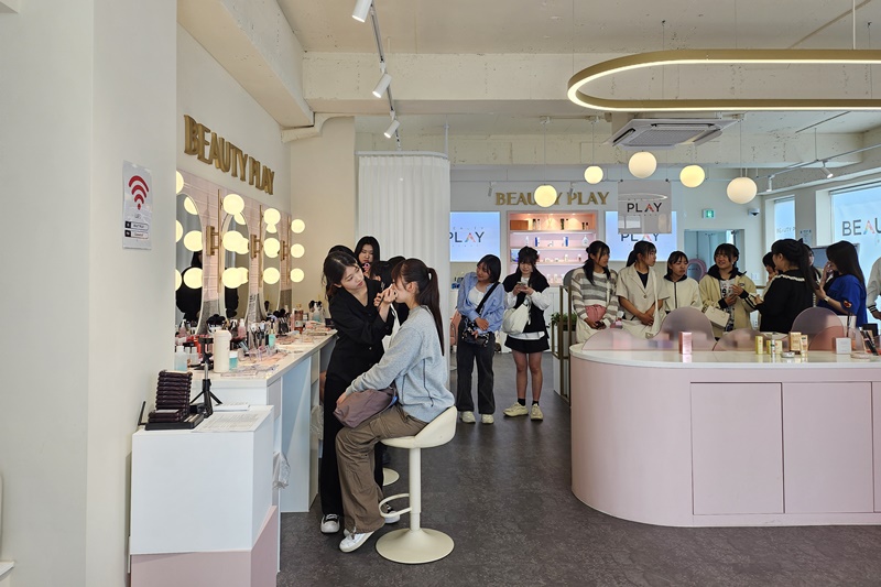 ▲Schülerinnen aus der Matsuyama Higashi Oberschule im Ehime-Bezirk in Japan besuchte am 9. Mai “Beauty Play“ in Hongdae, um Vorlesungen für die “persönliche Farbe“ zu bekommen und am Make-up-Programm teilzunehmen. 