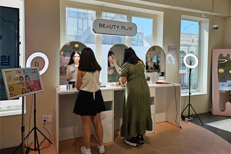 Dilek Yapici aus der Türkei (rechts) schminkte sich, nachdem sie mit einer Freundin von ihr im dritten Stock im “Beauty Play“ in Hongdae ein Augen-Make-up bekamen.