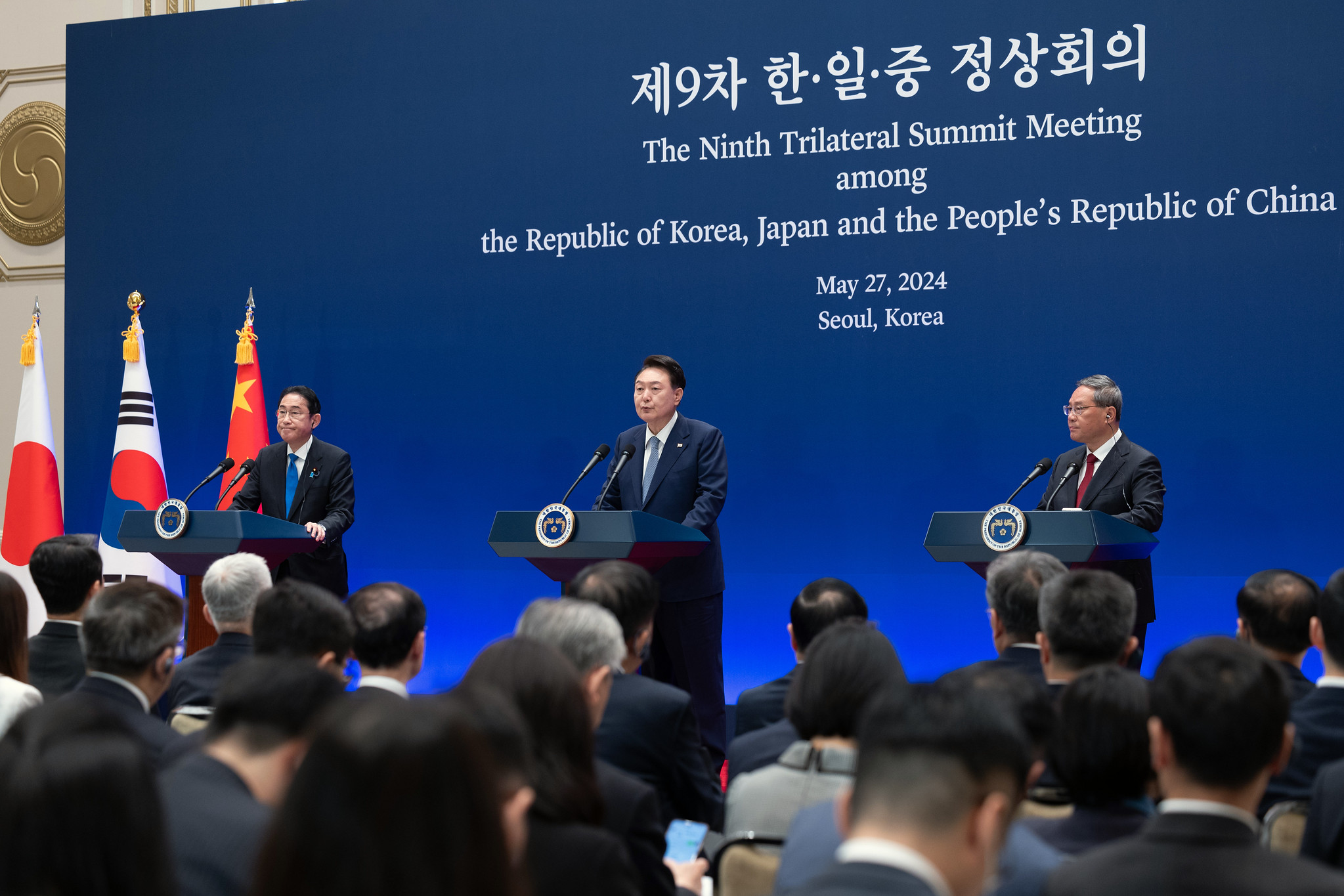 Präsident Yoon Suk Yeol äußerte sich am 27. Mai im Yeongbingwan im Cheong Wa Dae bei der gemeinsamen Presskonferenz für das 9. Gipfeltreffen zwischen Korea, Japan und China. Von links: Fumio Kishida, der japanische Premierminister, Präsident Yoon Suk Yeol und Li Qiang, der chinesische Ministerpräsident. ⓒ Yang Seung Hak vom Präsidialamt der Republik