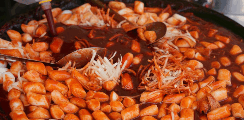 Das Daegu Tteokbokki Festival 2024 wurde vom 4. bis zum 5. Mai in Daegu abgehalten. Das Bezirksamt von Buk-gu in Daegu erklärte: „Wegen des rasanten Anstiegs der Zahl der Schulen in Daegu in 1960er bis 1970er Jahren nahm die Zahl von Tteokbokki-Filialen gleichzeitig zu.“ Dadurch werde die Stadt Daegu zu sogenannt “heiligen Stätten für Tteokbokki“. ⓒ Bezirksamt von Buk-gu in Daegu