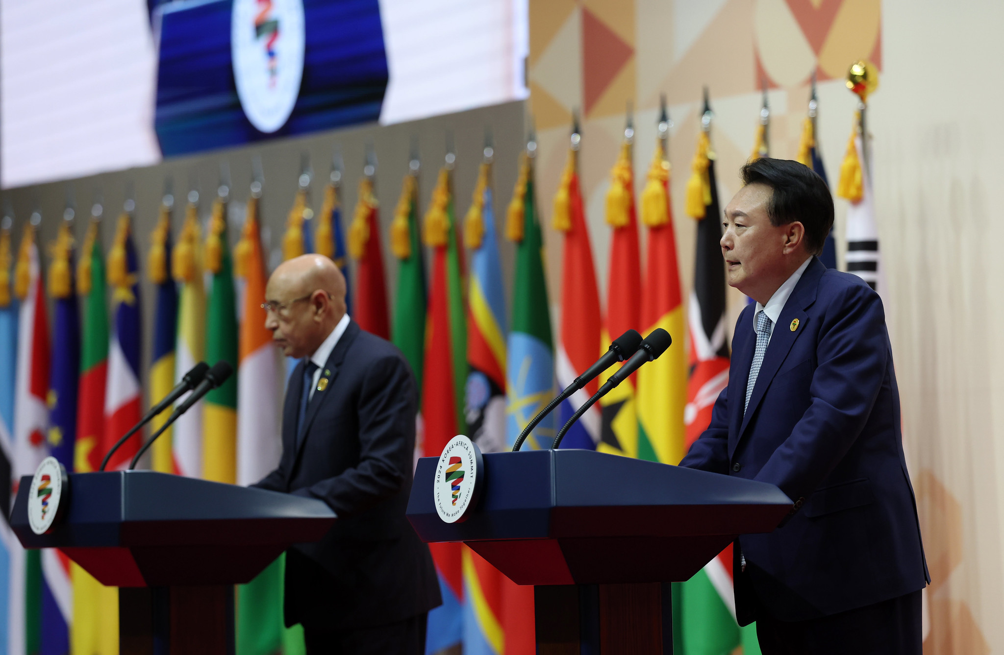 Präsident Yoon Suk Yeol (rechts) und Präsident von Mauretanien Mohamed Ould Ghazouani hielten am 4. Juni im KINTEX in Goyang in der Provinz Gyeonggi-do nach dem “Gipfeltreffen zwsichen Korea und Afrika 2024“ die gemeinsame Pressekonferenz ab. ⓒ Jeon Han/korea.net