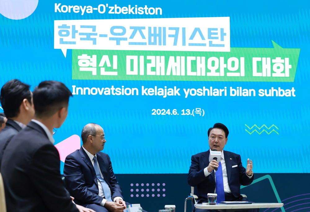 Präsident Yoon Suk Yeol äußerte sich am 13. Juni beim “Treffen mit der innovativen nächsten Generationen” im U-Enter, einem Zentrum zur Existenzgründungsförderung, in Taschkent in Usbekistan. ⓒ Yonhap News