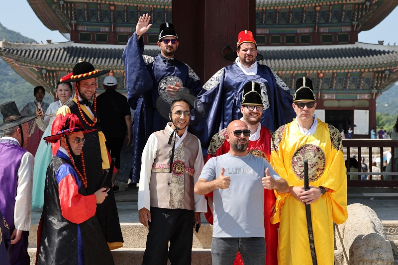 Die koreanische Regierung wird das Tourismussystem verbessern, um die Reise der Ausländer in Korea zu fördern. Foto der Ausländer, die am 13. Juni vor dem Gyeongbokgung-Palast für Foto posierten. ⓒ Yonhap News