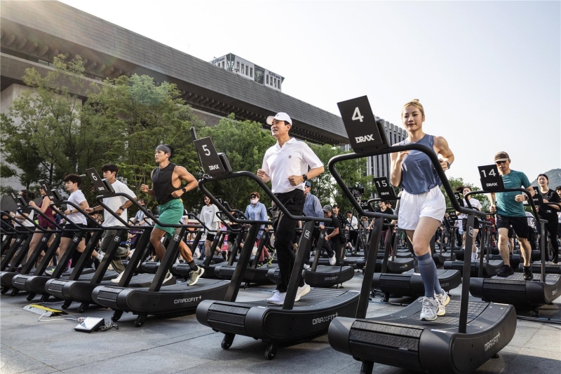 Der Seouler Bürgermeister Oh Se-hoon (Zweiter von rechts) nahm am 18. Juni an der Veranstaltung des Projekts “ Wrist Doctor 9988“ auf dem Gwanghwamun-Platz teil. ⓒ Seoul 