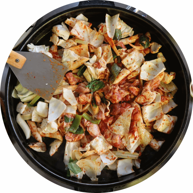 Dakgalbi ist ein koreanisches Gericht aus Hühnerfleisch, Süßkartoffeln, Tteok, Kohlen, Zwiebeln, Sesamblättern und Lauchen, die auf einer runden Kochplatte mit scharfen Soßen unter Rühren gebraten werden. Nach dem Verzehr werden die Reste davon mit Reis, Zwiebeln, Salaten und Seetang in Sesamöl gebraten.