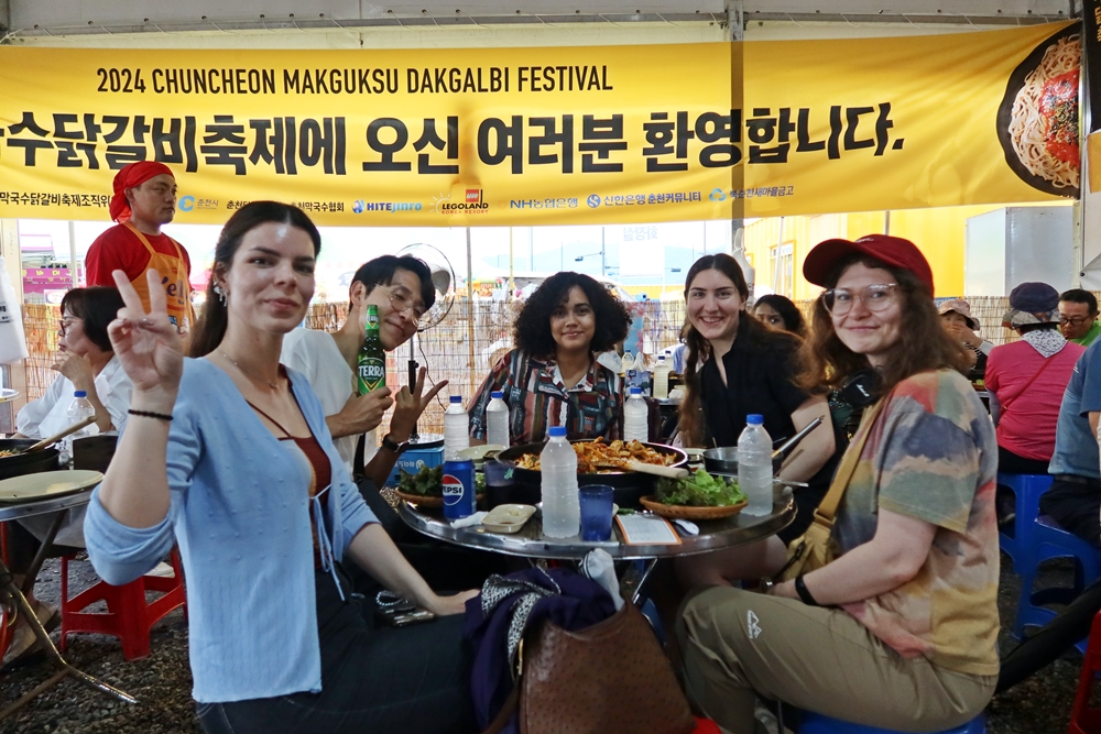Am 22. Juni genießen ausländische Besucher das “Chuncheon Makguksu Dakgalbi Festival 2024“. 