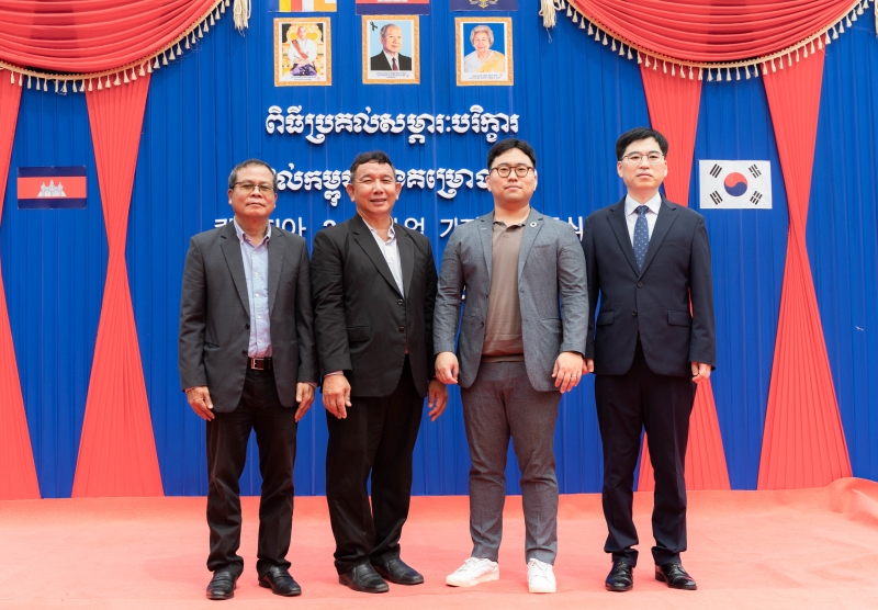 Das koreanische Amt für Kulturerbeverwaltung und die Korea International Cooperation Agency (KOICA) veranstalteten am 1. Juli im APSARA National Authority, dem kambodschanischen Regierungsorgan, die Zeremonie für die Vergabe der koreanischen Spitzenausrüstungen zur Bewahrungs und Wiederherstellung von Angkor Wat. Von links: Som Sopharath, Direktor vom APSARA National Authoroty, Kim Sothin, Vizedirektor vom APSARA National Authoroty, Song Youngjun, stellveretretender Direktor des KOICA-Büros für Kambodscha, und Na Jeonghee, Leiter des Zentrums für internationale Zusammenarbeit vom koreanischen Amt für Kulturerbeverwaltung.