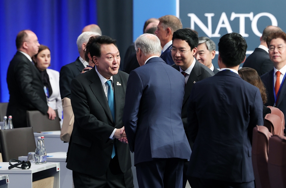 Präsident Yoon Suk Yeol verließ am 8. Juli Korea für die Teilnahme am NATO-Gipfeltreffen in Washington D.C. in den USA. Foto von Präsident Yoon, der sich im Juli letzten Jahres mit Teilnehmern des NATO-Gipfeltreffens in Vilnius in Litauen traf. ⓒ Kim Yong Wii vom Präsidialamt der Republik Korea