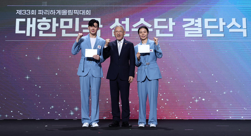 Yu In Chon, Minister für Kultur, Sport und Tourismus (Mitte), machte am 9. Juli bei der Auftaktveranstaltung der koreanischen Olympiamannschaft bei den Olympischen Winterspielen 2024 in Paris ein Erinnerungsfoto, nachdem er dem Fechter Gu Bon-gil und der Badmintonspielerin Kim So-yeong seinen Brief überreicht hatte. ⓒ Heo Man-jin vom Ministerium für Kultur, Sport und Tourismus 