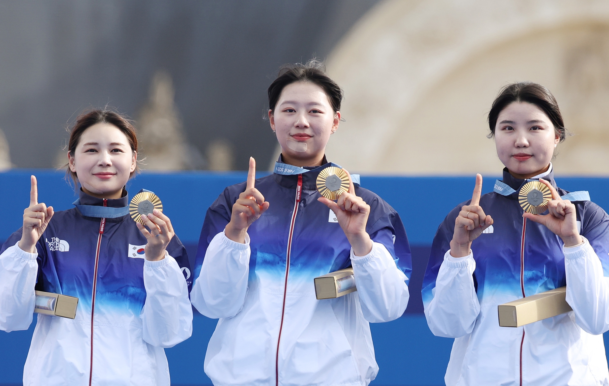 Die koreanischen Bogenschützinnen Jeon Hunyoung, Lim sihyeon und Nam Suhyeon machen am 28. Juli bei der Verleihung der Medaille für das Bogenschießen-Damen-Team in der Esplanade Des Invalides ein Erinnerungsfoto. Mit dem Gewann der Goldmedaille in dieser Disziplin schrieb das koreanische Bogenschießen-Team eine neue Geschichte, zehnte Goldmedaille in Folge im Frauen-Bogenschießen zu holen.