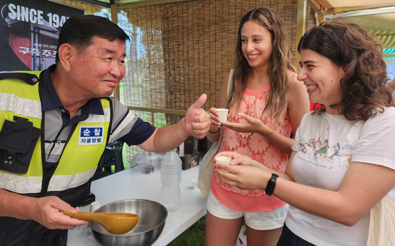 Vivian Souza aus Brasilien (Erste von rechts) und Maria Fernanda Paniagua aus Bolivia (Mitte) probieren den Makgeolli mit dem Geschmack nach Pfirsichen. Auf die Frage nach dem Geschmack sagte Vivian Souza: „Er hat einen sehr ausgeprägten Geschmack mit subtilen Pfirsichenoten.“ 