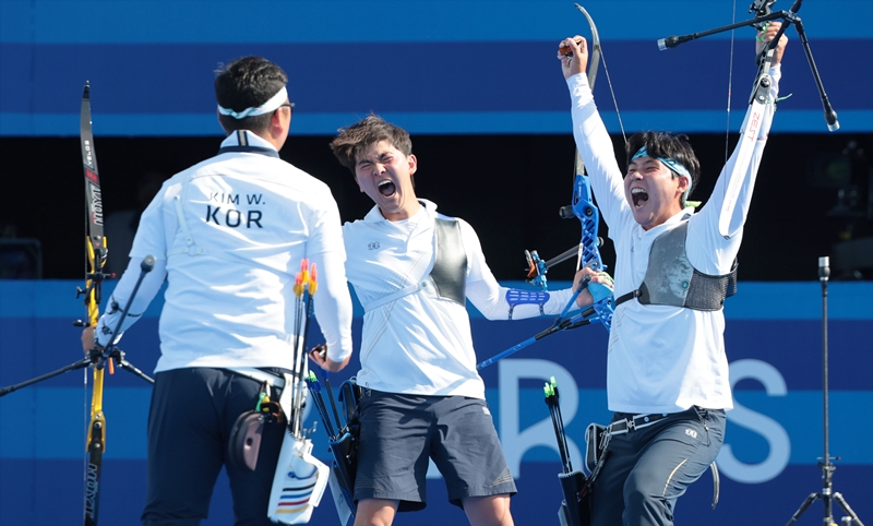 Am 29. Juli gewannen die koreanischen Bogenschützen, Kim Je Deok, Kim Woojin und Lee Wooseok, bei den Olympischen Sommerspielen 2024 in Paris im Bogenschießen-Herren-Team die dritte Goldmedaille in der Geschichte Koreas. Von links: Kim Woojin, Kim Je Deok und Lee Wooseok. 