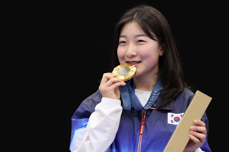 Die koreanische Athletin Ban Hyojin gewann am 29. Juli bei den Olympischen Sommerspielen 2024 in Paris eine Goldmedaille im Damen-Team-10-Meter-Luftgewehr im Chateauroux Shooting Centre.
