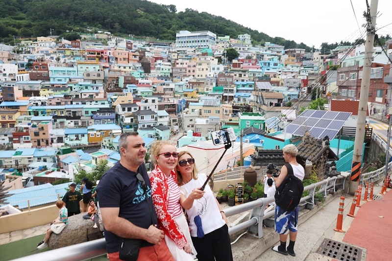 Das Ministerium für Kultur, Sport und Tourismus und das Komitee für Visit Korea Year gaben bekannt, ein “Sonderangebot für den regionalen Tourismus“ in Bezug auf das koreanische Essen, Natur und Kultur zu veröffentlichen. Foto der Ausländer, die das GAMCHEON Culture Village in Saha-gu in Busan besuchen. ⓒ Ministerium für Kultur, Sport und Tourismus