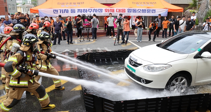 Am 27. August trainieren Feuerwehrleute zur &Uuml;bung der L&ouml;schung des Feuers von einem Elektroauto in einer Tiefgarage im Remian Urban Park in Yeonji in Busanjin-gu, Busan.