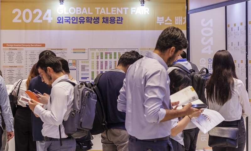 Die Bezeichnungsweise der ausländischen Namen auf öffentlichen Bescheinigungen wird vereinheitlicht. Foto der ausländischen Studierenden, die am 27. August die “Global Talent Fair 2024“ im COEX in Gangnam-gum, Seoul, besuchen. ⓒ Yonhap News