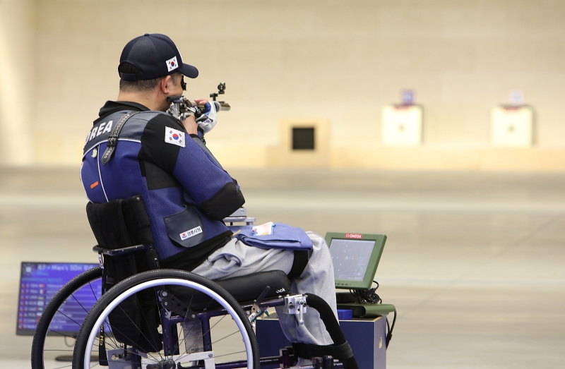 Der koreanische Schütze Park Jinho nimmt am 3. September bei den Paralympischen Spielen 2024 in Paris am Finale von R7-Männer-50m-Sportpistole in der Klasse SH1 im Chateauroux Shooting Centre teil.